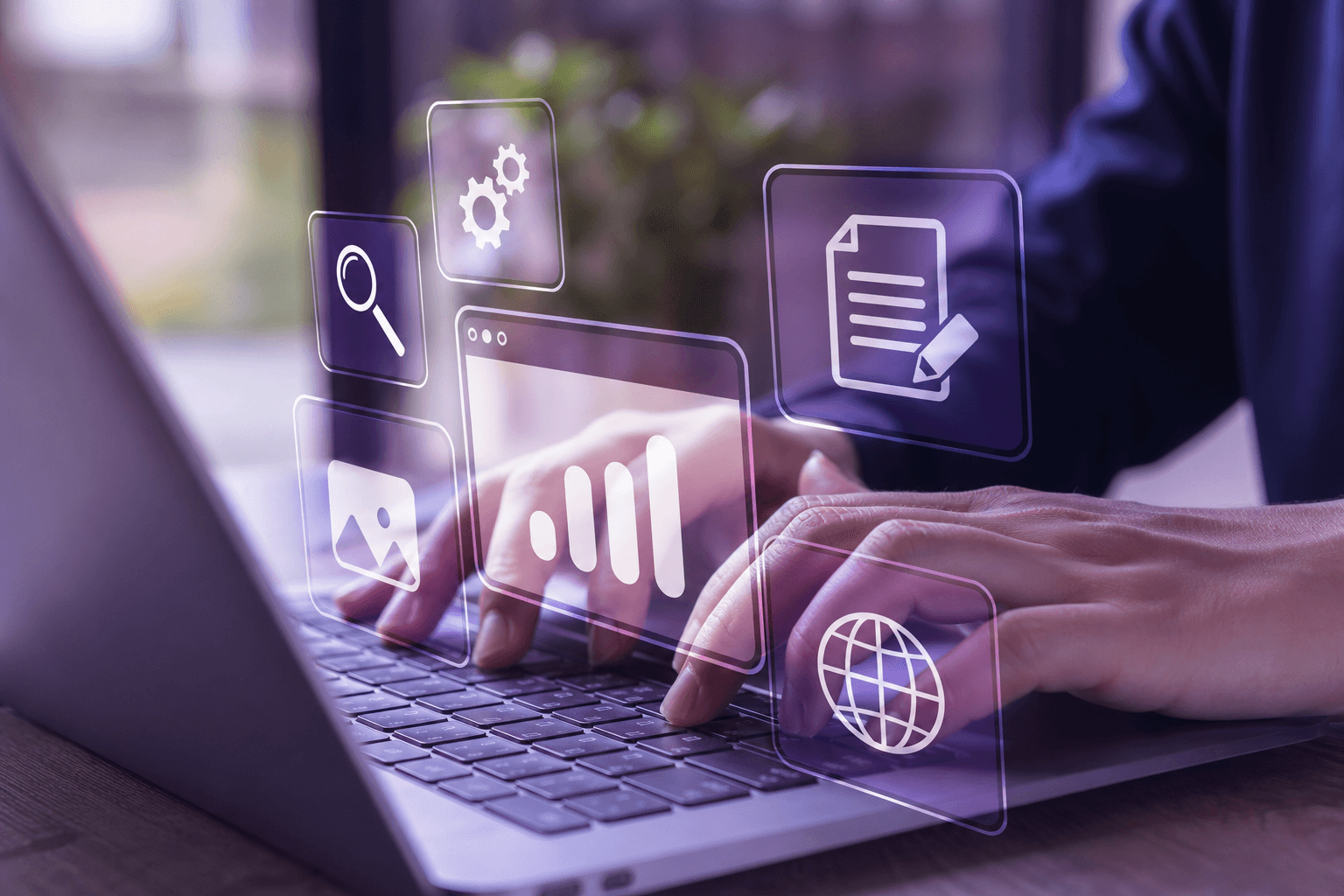 Pessoa digitando em computador, com ícones de SEO e conteúdo ao redor